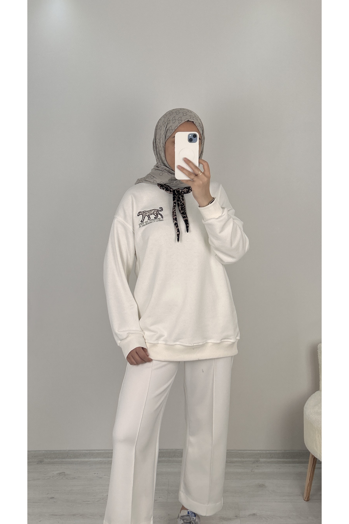 Leopar Fularlı Sweatshirt Ekru